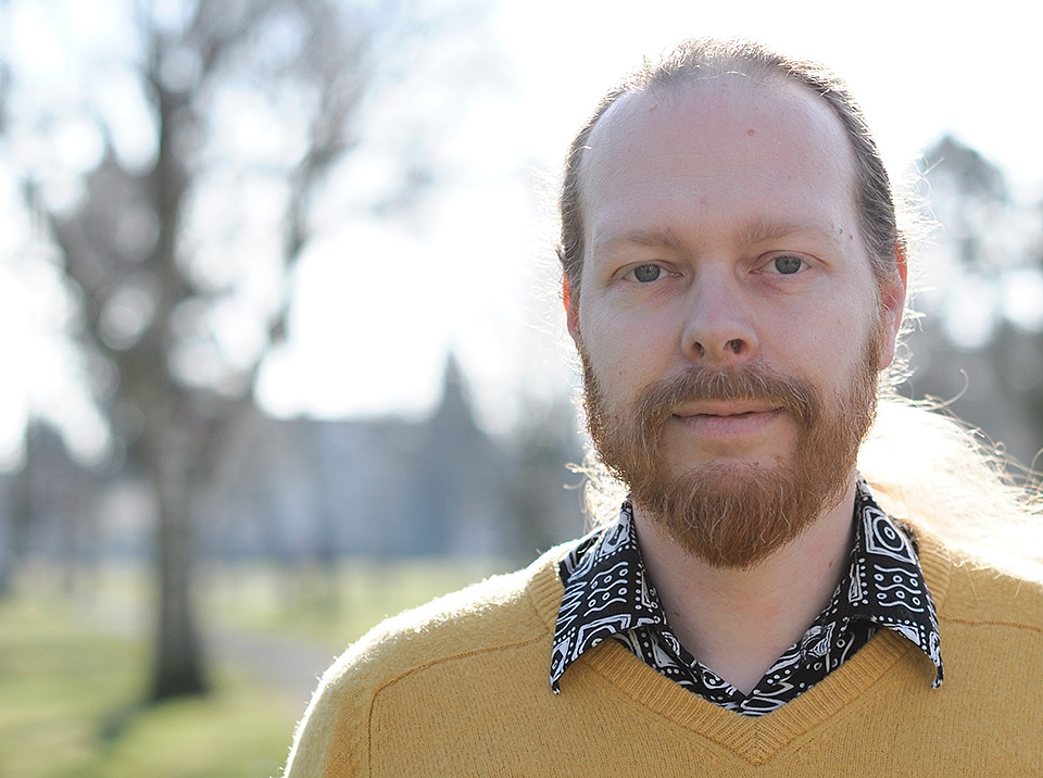 Portrait von Dirk Eisenack draußen in der Sonne